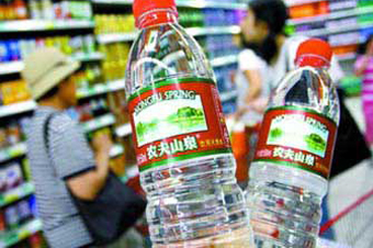 農(nóng)夫山泉連遭質疑 評論：食品安全理當錙銖必較