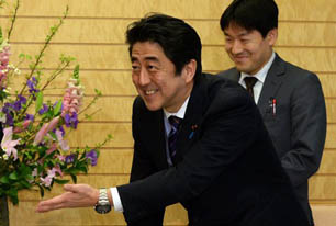 安倍，討來的達沃斯演講