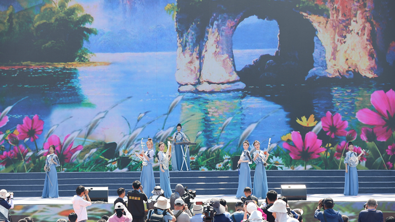 花語湖畔、香動凌源 女子水晶樂坊亮相第五屆中國凌源百合節(jié)