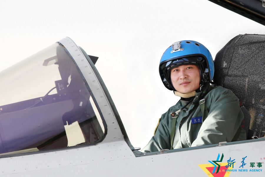 ↑戰(zhàn)機(jī)上準(zhǔn)備起飛的張超。