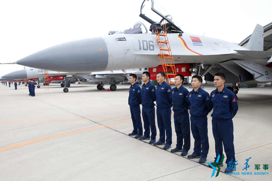 ↑機務官兵為戰(zhàn)鷹保駕護航。