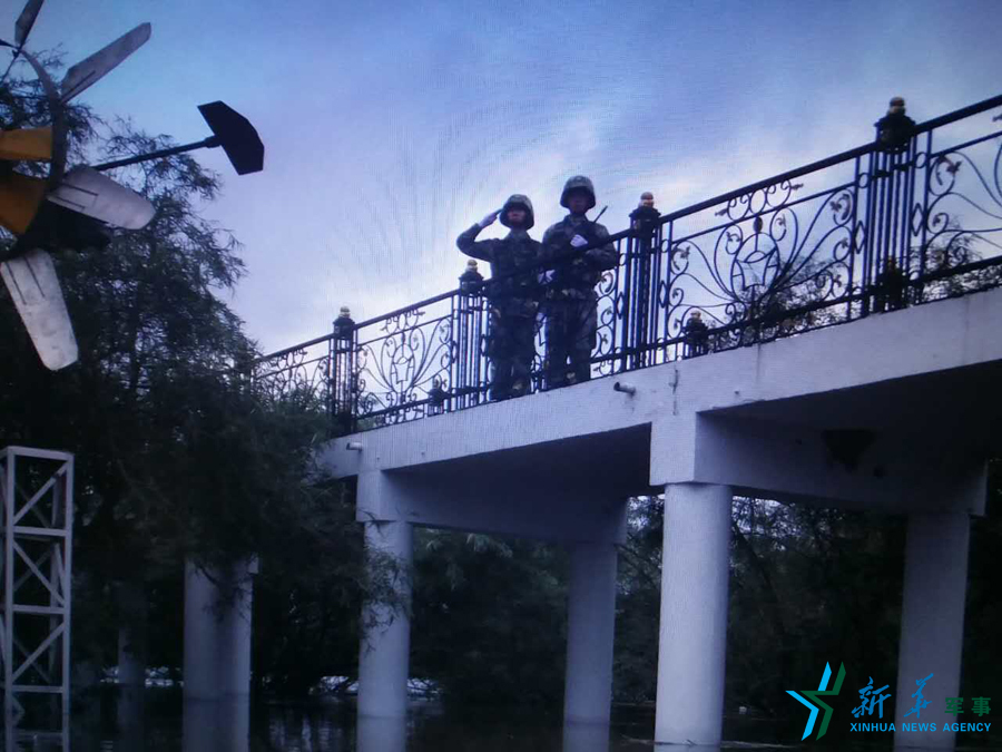 ↑中秋佳節(jié)，珍寶島的官兵在洪水中的堅守。