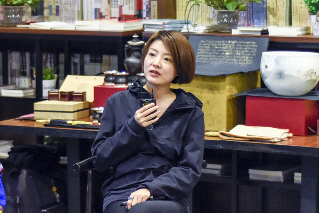 秦思：堅(jiān)持還是因?yàn)闊釔?，我一直想把有意義的事情做得有意思。我希望有更多的人來關(guān)注非遺文化，把文化融入到工藝當(dāng)中。