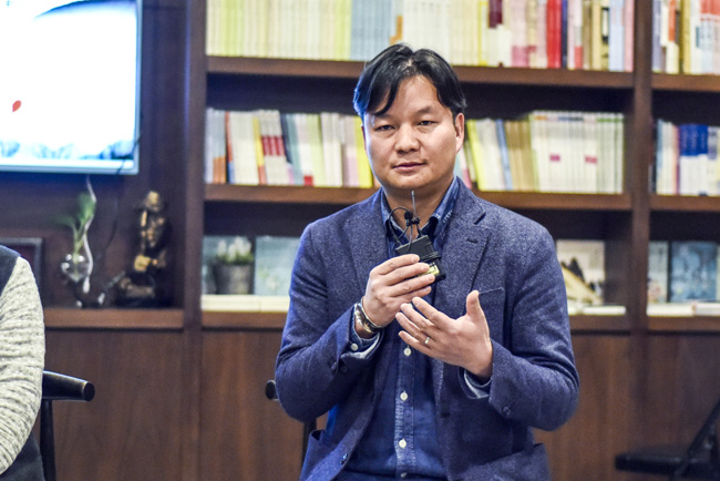 丁大為：烏銅走銀有三百年的歷史了，是云南地區(qū)獨(dú)有的技藝。這門技藝入門大概需要3年，學(xué)成需要20年。用語言去表達(dá)它其實(shí)是很難的。