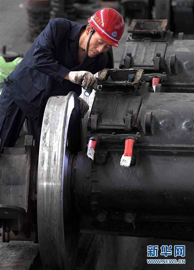 （圖片故事）（6）“機(jī)車醫(yī)生”李向前：“望聞問(wèn)切”保安全