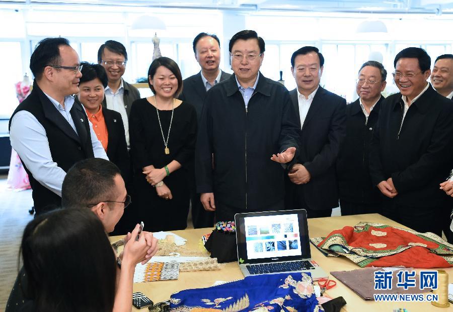5月8日至11日，中共中央政治局常委、全國人大常委會委員長張德江在浙江調(diào)研。這是5月9日，張德江來到位于嘉興市的雅瑩服裝有限公司，了解公司的服裝設(shè)計、生產(chǎn)和銷售情況。新華社記者 馬占成 攝 