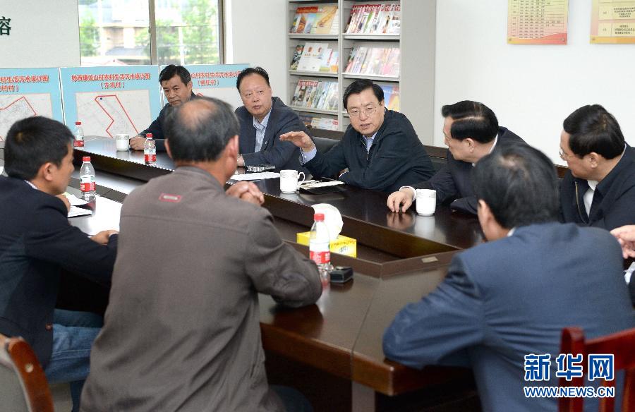 這是5月9日，張德江到湖州市妙西鎮(zhèn)調(diào)研，與基層人大代表座談。新華社記者 馬占成 攝 