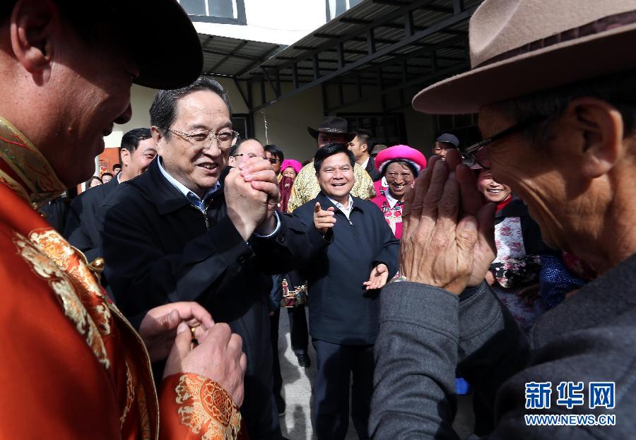 這是5月16日，俞正聲在香格里拉縣建塘鎮(zhèn)金龍社區(qū)與居民們親切交談。 新華社記者 劉衛(wèi)兵 攝
