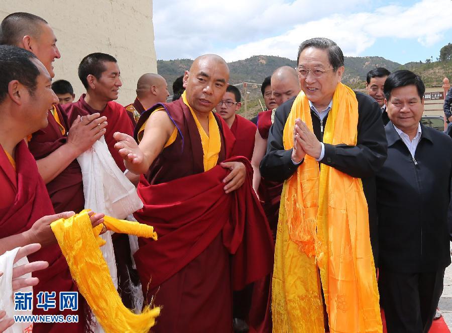 這是5月16日，俞正聲在松贊林寺看望宗教界人士。 新華社記者 劉衛(wèi)兵 攝