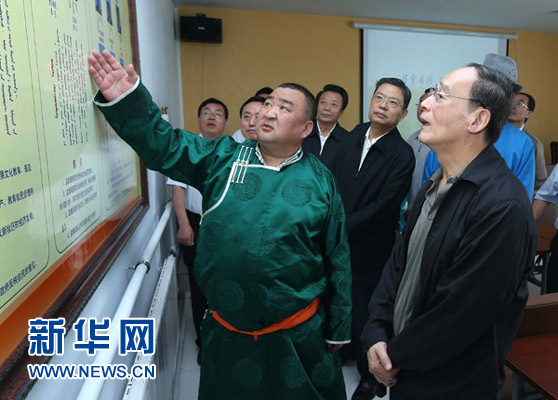 這是7月3日，王岐山在巴彥德力格爾嘎查“兩委”活動(dòng)室了解基層黨建情況。新華社記者 龐興雷 攝