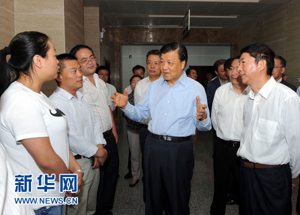 這是7月18日，劉云山在青海省政府行政服務(wù)和公共資源交易中心調(diào)研。新華社記者 饒愛民 攝
