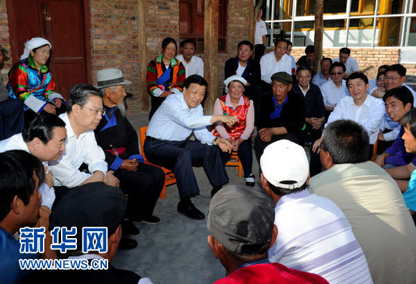 這是7月17日，劉云山在海東市互助土族自治縣東山鄉(xiāng)白牙合村同基層干部群眾座談。新華社記者 饒愛民 攝 