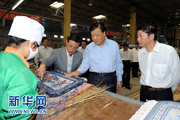 這是7月18日，劉云山在青海藏羊地毯集團(tuán)有限公司調(diào)研。新華社記者 饒愛民 攝