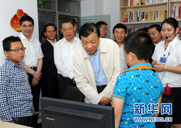 7月17日至19日，中共中央政治局常委、中央書記處書記劉云山在青海調(diào)研。這是7月18日，劉云山在西寧市南山西社區(qū)調(diào)研。 新華社記者饒愛民 攝