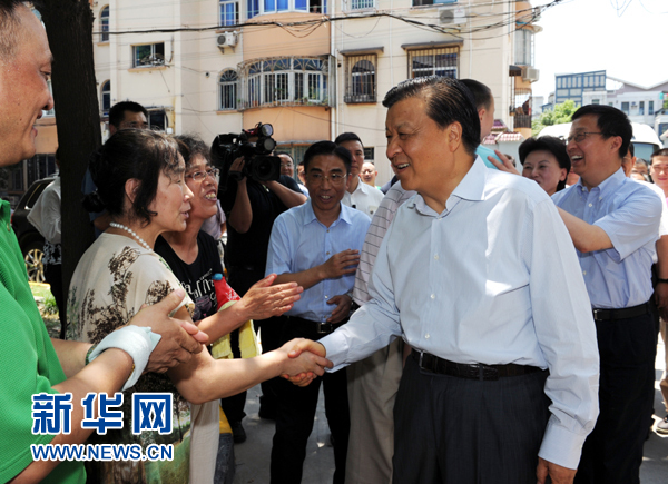 這是7月22日，劉云山在上海市普陀區(qū)桃浦鎮(zhèn)蓮花公寓居委會(huì)調(diào)研時(shí)同社區(qū)居民親切握手。新華社記者 饒愛民 攝