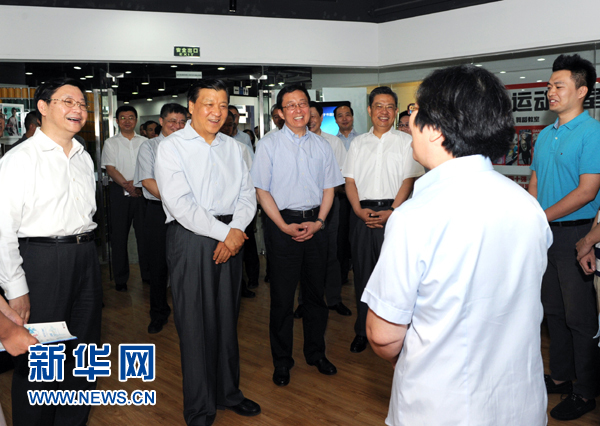 這是7月22日，劉云山在上海市靜安區(qū)就樓宇黨建工作進(jìn)行調(diào)研。新華社記者 饒愛民 攝 