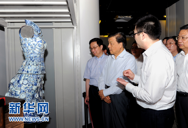 這是7月22日，劉云山在上海國家對(duì)外文化貿(mào)易基地調(diào)研。新華社記者 饒愛民 攝 