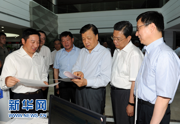  7月22日至23日，中共中央政治局常委、中央書記處書記劉云山在上海調(diào)研。這是7月22日，劉云山在中國（上海）自貿(mào)試驗(yàn)區(qū)外高橋綜合服務(wù)大廳調(diào)研。新華社記者 饒愛民 攝 