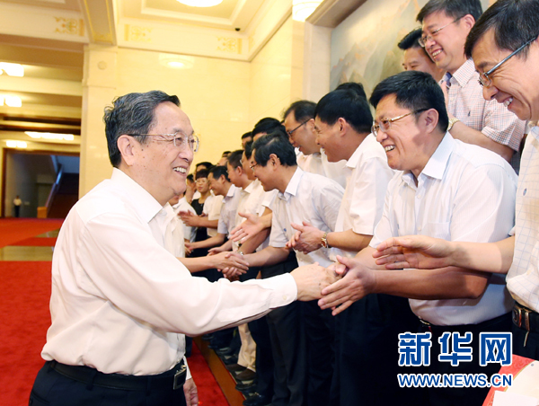 會前，俞正聲、張高麗接見援藏干部代表，向參加對口支援西藏工作的各地區(qū)各部門各單位和廣大援藏干部表示誠摯問候。新華社記者 姚大偉 攝