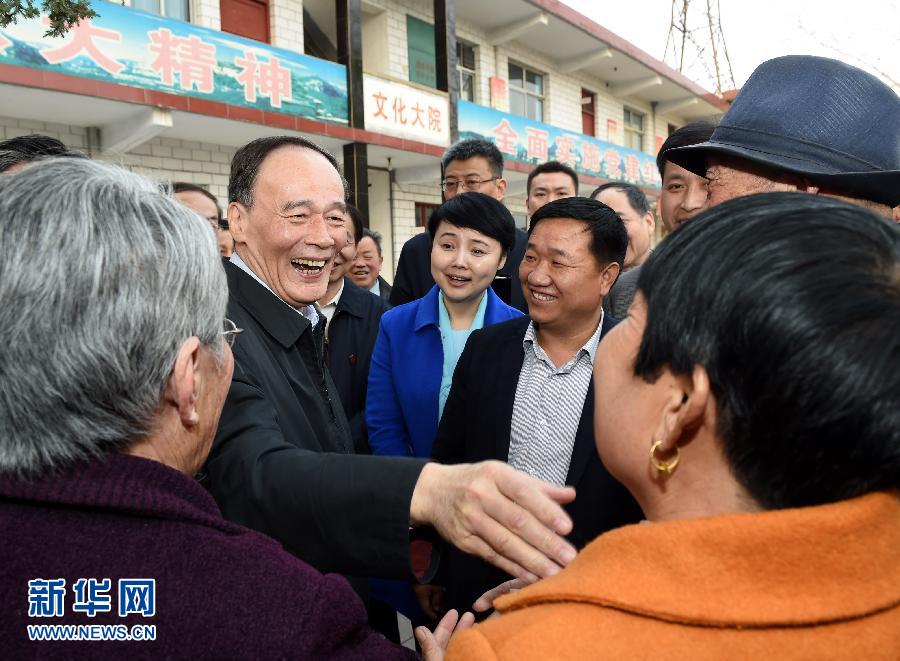 3月27日至28日，中共中央政治局常委、中央紀(jì)委書記王岐山到河南省調(diào)研，并主持召開座談會。這是3月27日王岐山在河南林州姚村鎮(zhèn)馮家口村同村民親切交談。 新華社記者 饒愛民 攝