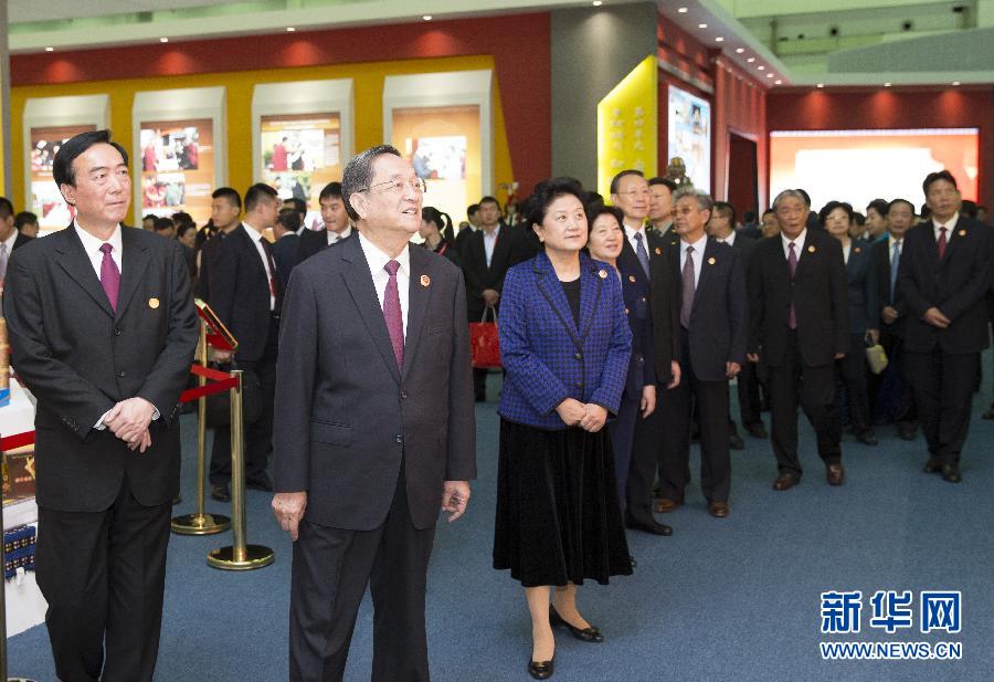 9月7日，中共中央政治局常委、全國政協(xié)主席、中央代表團(tuán)團(tuán)長俞正聲率代表團(tuán)全體成員來到拉薩西藏會展中心，出席《圓夢中國西藏華章——西藏自治區(qū)成立50年成就展》開幕式并參觀展覽。 新華社記者 黃敬文 攝 