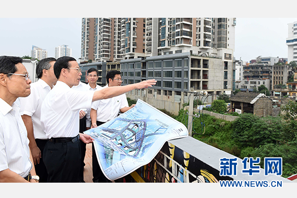 9月16日至18日，中共中央政治局常委、國務(wù)院副總理張高麗在廣西調(diào)研。這是9月16日，張高麗實(shí)地考察南寧水街棚戶區(qū)改造項(xiàng)目現(xiàn)場。 新華社記者張鐸攝 