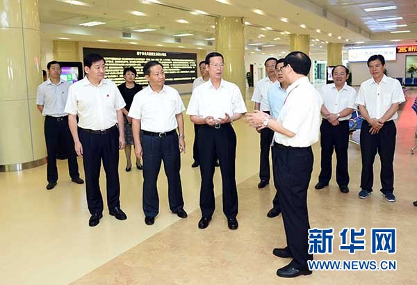 9月16日至18日，中共中央政治局常委、國務(wù)院副總理張高麗在廣西調(diào)研。這是9月17日，張高麗在南寧市公共資源交易中心對外服務(wù)大廳了解自治區(qū)簡政放權(quán)有關(guān)工作。 新華社記者張鐸攝