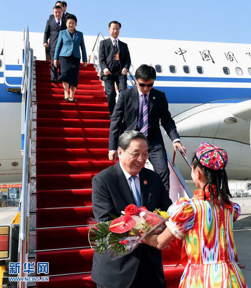 9月25日，以中共中央政治局常委、全國政協(xié)主席俞正聲為團長的中央代表團飛抵烏魯木齊，出席新疆維吾爾自治區(qū)成立60周年慶?；顒?。新華社記者 饒愛民 攝