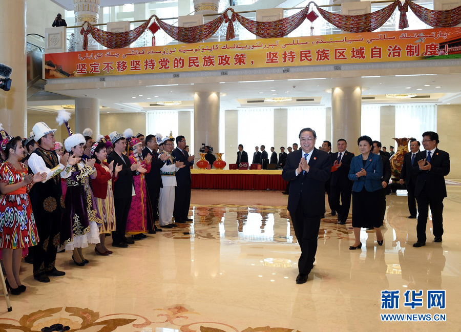 9月25日，中共中央政治局常委、全國(guó)政協(xié)主席、中央代表團(tuán)團(tuán)長(zhǎng)俞正聲率中央代表團(tuán)出席向新疆維吾爾自治區(qū)贈(zèng)送紀(jì)念品儀式。 新華社記者饒愛(ài)民 攝 