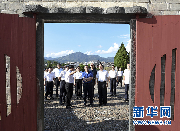 9月24日至26日，中共中央政治局常委、中央紀(jì)委書記王岐山在福建調(diào)研。這是9月24日，王岐山在上杭縣古田鎮(zhèn)參觀古田會(huì)議會(huì)址。新華社記者張鐸攝