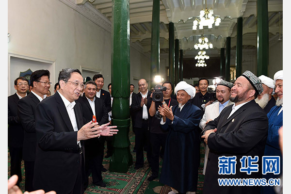 9月26日，中共中央政治局常委、全國政協(xié)主席、中央代表團(tuán)團(tuán)長(zhǎng)俞正聲率中央代表團(tuán)部分成員赴喀什看望各族干部群眾。這是俞正聲等來到喀什市艾提尕爾清真寺，與喀什地區(qū)宗教人士代表交流。新華社記者 饒愛民 攝  