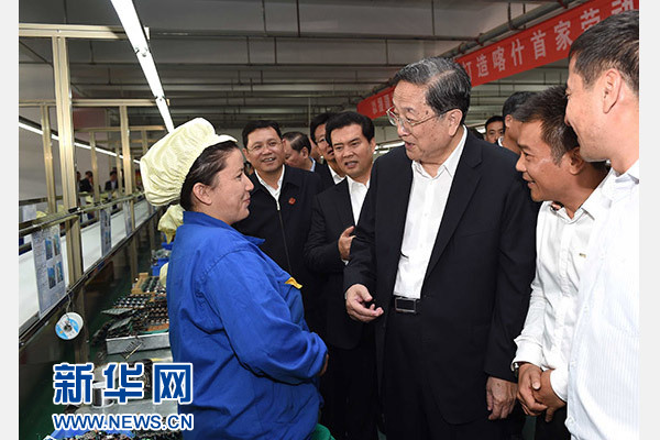 這是俞正聲等在喀什經(jīng)濟(jì)開發(fā)區(qū)深圳產(chǎn)業(yè)園視察電子產(chǎn)品生產(chǎn)線，并與現(xiàn)場(chǎng)工人親切交流。新華社記者 饒愛民 攝