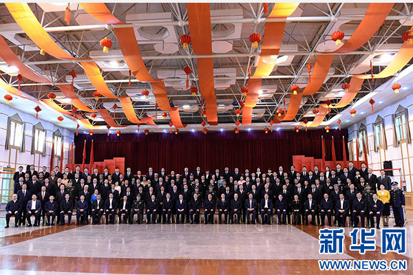 這是俞正聲同喀什地區(qū)有關(guān)負(fù)責(zé)同志、各界人士代表、援疆干部代表合影留念。新華社記者 饒愛民 攝