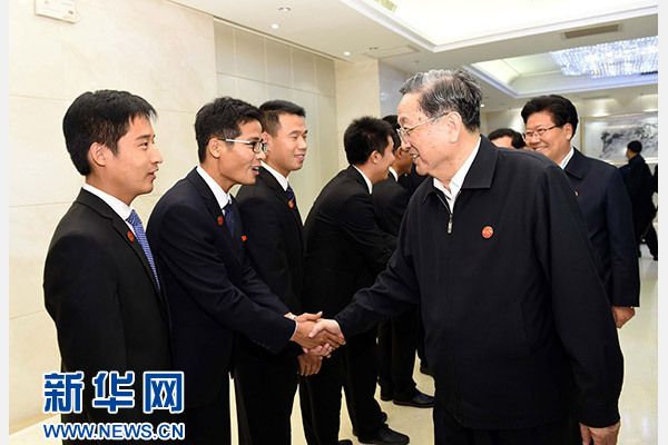 這是俞正聲會(huì)見在喀什地區(qū)鄉(xiāng)鎮(zhèn)工作的內(nèi)地高校畢業(yè)生代表。新華社記者 饒愛民 攝