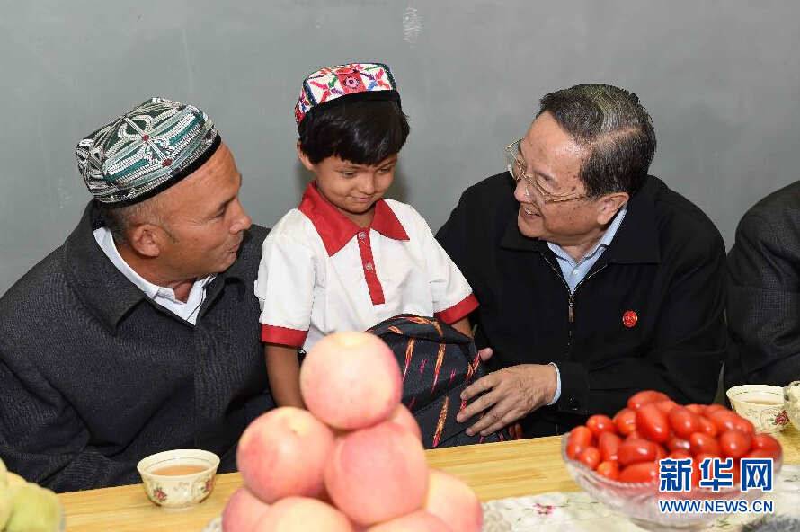 9月27日，中共中央政治局常委、全國政協(xié)主席、中央代表團團長俞正聲率中央代表團部分成員赴喀什地區(qū)莎車縣看望各族干部群眾。這是俞正聲到新疆生產(chǎn)建設(shè)兵團第三師莎車農(nóng)場維吾爾族團場職工家中看望，并向小朋友贈送學(xué)習用品。新華社記者 饒愛民 攝