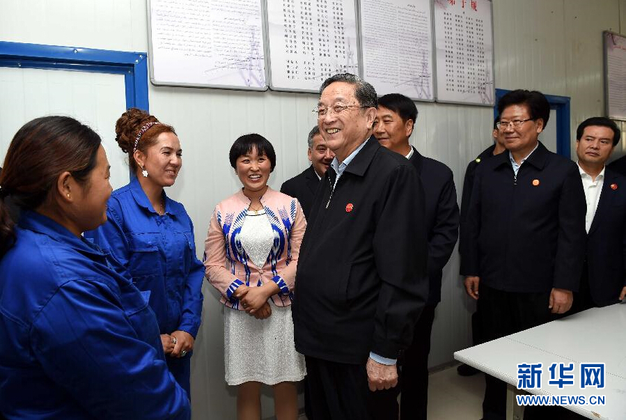 9月27日，中共中央政治局常委、全國政協(xié)主席、中央代表團團長俞正聲率中央代表團部分成員來到新疆英吉沙縣喀什中興手套有限公司考察。新華社記者 饒愛民 攝 