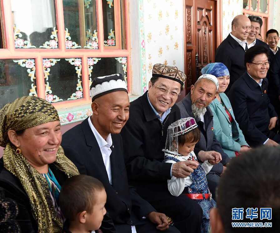 9月27日，中共中央政治局常委、全國政協(xié)主席、中央代表團團長俞正聲率中央代表團部分成員赴喀什地區(qū)莎車縣看望各族干部群眾。這是俞正聲在莎車縣艾力西湖鎮(zhèn)21村看望維吾爾族村民阿布來提·阿不力孜一家。新華社記者 饒愛民 攝