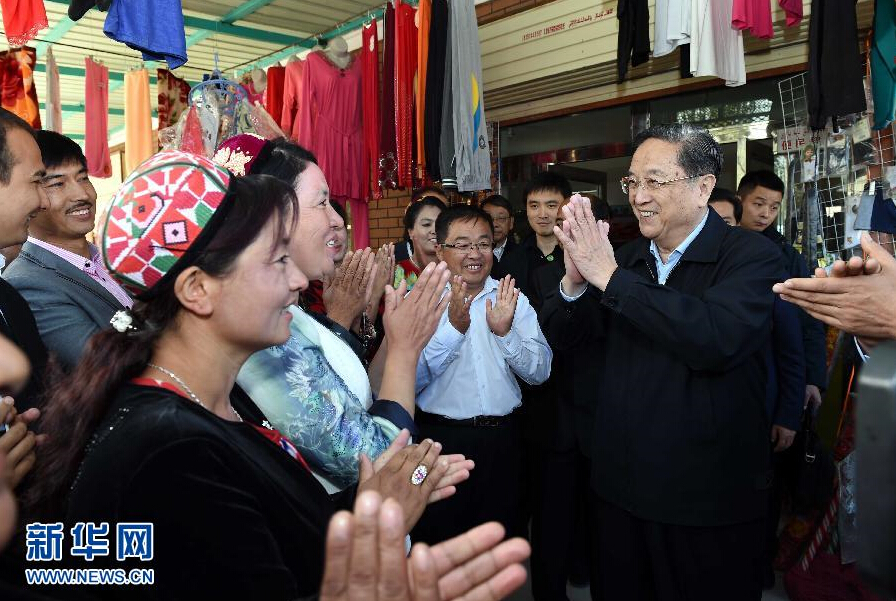 9月27日，中共中央政治局常委、全國政協(xié)主席、中央代表團團長俞正聲率中央代表團部分成員赴喀什地區(qū)莎車縣看望各族干部群眾。這是俞正聲在莎車縣艾力西湖鎮(zhèn)21村看望慰問維吾爾族群眾。新華社記者 饒愛民 攝