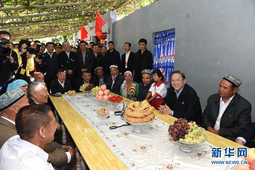 9月27日，中共中央政治局常委、全國政協(xié)主席、中央代表團團長俞正聲率中央代表團部分成員赴喀什地區(qū)莎車縣看望各族干部群眾。這是俞正聲到新疆生產(chǎn)建設(shè)兵團第三師莎車農(nóng)場維吾爾族團場職工家中看望。新華社記者 饒愛民 攝