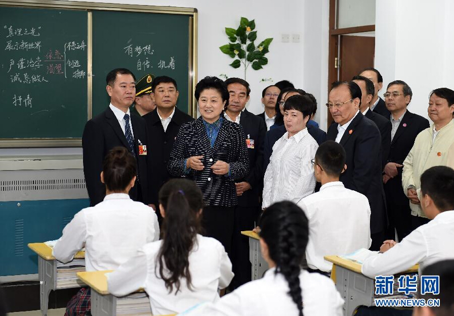 9月27日，中共中央政治局委員、國務(wù)院副總理、中央代表團副團長劉延?xùn)|率中央代表團分團，帶著黨中央、國務(wù)院的親切關(guān)懷和全國各族人民的深切情誼，來到和田地區(qū)、阿克蘇地區(qū)慰問各族干部群眾，并祝賀大家中秋節(jié)快樂。這是劉延?xùn)|視察對口援建的和田天津中學(xué)。新華社記者 張領(lǐng) 攝