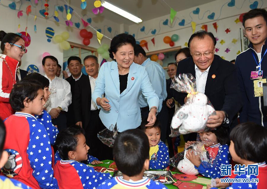 9月27日，中共中央政治局委員、國務(wù)院副總理、中央代表團副團長劉延?xùn)|率中央代表團分團，帶著黨中央、國務(wù)院的親切關(guān)懷和全國各族人民的深切情誼，來到和田地區(qū)、阿克蘇地區(qū)慰問各族干部群眾，并祝賀大家中秋節(jié)快樂。這是劉延?xùn)|在阿克蘇市“雙語”幼兒園與孩子們在一起。新華社記者 張領(lǐng) 攝