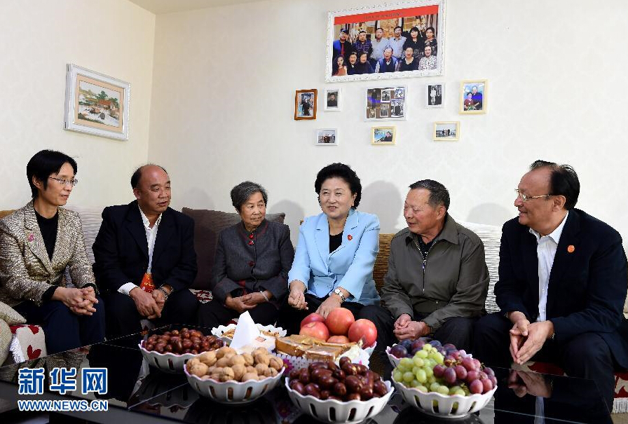 9月27日，中共中央政治局委員、國務(wù)院副總理、中央代表團副團長劉延?xùn)|率中央代表團分團，帶著黨中央、國務(wù)院的親切關(guān)懷和全國各族人民的深切情誼，來到和田地區(qū)、阿克蘇地區(qū)慰問各族干部群眾，并祝賀大家中秋節(jié)快樂。這是劉延?xùn)|來到新疆生產(chǎn)建設(shè)兵團第一師五團團場退休職工包春祥家中慰問。新華社記者 張領(lǐng) 攝
