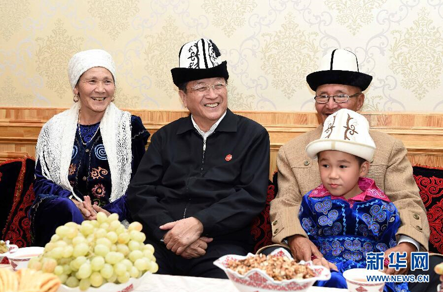 9月28日，中共中央政治局常委、全國(guó)政協(xié)主席、中央代表團(tuán)團(tuán)長(zhǎng)俞正聲率中央代表團(tuán)部分成員赴祖國(guó)最西端的新疆克孜勒蘇柯?tīng)柨俗巫灾沃菘赐繂?wèn)各族干部群眾。這是俞正聲來(lái)到阿圖什市光明街道辦事處團(tuán)結(jié)路社區(qū)看望柯?tīng)柨俗巫寰用?。新華社記者 饒愛(ài)民 攝