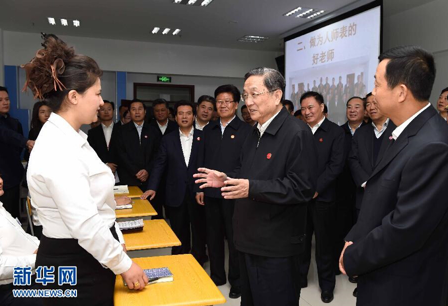 9月28日，中共中央政治局常委、全國(guó)政協(xié)主席、中央代表團(tuán)團(tuán)長(zhǎng)俞正聲率中央代表團(tuán)部分成員赴祖國(guó)最西端的新疆克孜勒蘇柯?tīng)柨俗巫灾沃菘赐繂?wèn)各族干部群眾。這是俞正聲來(lái)到克州雙語(yǔ)師資培訓(xùn)學(xué)校，與老師、學(xué)員交流談心。新華社記者 饒愛(ài)民 攝