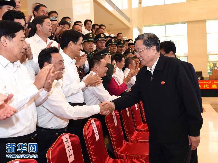 9月28日，中共中央政治局常委、全國(guó)政協(xié)主席、中央代表團(tuán)團(tuán)長(zhǎng)俞正聲率中央代表團(tuán)部分成員赴祖國(guó)最西端的新疆克孜勒蘇柯?tīng)柨俗巫灾沃菘赐繂?wèn)各族干部群眾。這是俞正聲接見(jiàn)克州有關(guān)負(fù)責(zé)同志、各界人士代表和援疆干部代表。新華社記者 饒愛(ài)民 攝