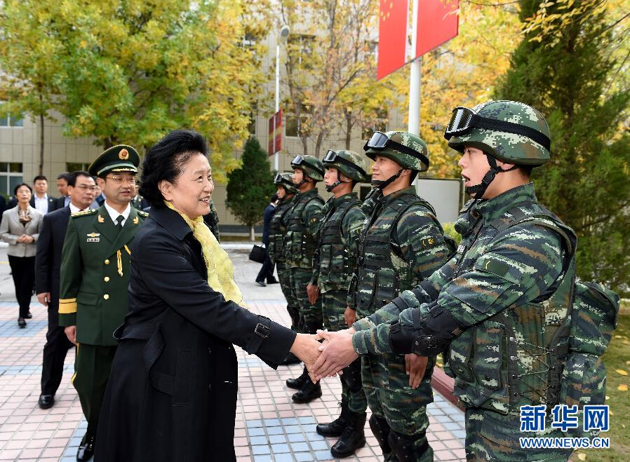 9月28日，中共中央政治局委員、國務(wù)院副總理、中央代表團(tuán)副團(tuán)長劉延?xùn)|率中央代表團(tuán)分團(tuán)赴阿克蘇地區(qū)、伊犁哈薩克自治州慰問，與各族干部群眾共度節(jié)日、共享歡樂。這是劉延?xùn)|在伊犁武警8660部隊(duì)駐地慰問官兵。新華社記者張領(lǐng)攝
