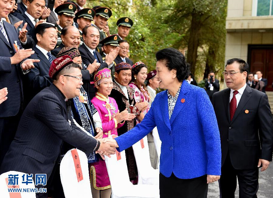 9月28日，中共中央政治局委員、國務(wù)院副總理、中央代表團(tuán)副團(tuán)長劉延?xùn)|率中央代表團(tuán)分團(tuán)赴阿克蘇地區(qū)、伊犁哈薩克自治州慰問，與各族干部群眾共度節(jié)日、共享歡樂。這是劉延?xùn)|接見伊犁黨政軍負(fù)責(zé)同志和各族各界人士、先進(jìn)模范、援疆干部代表等。新華社記者張領(lǐng)攝