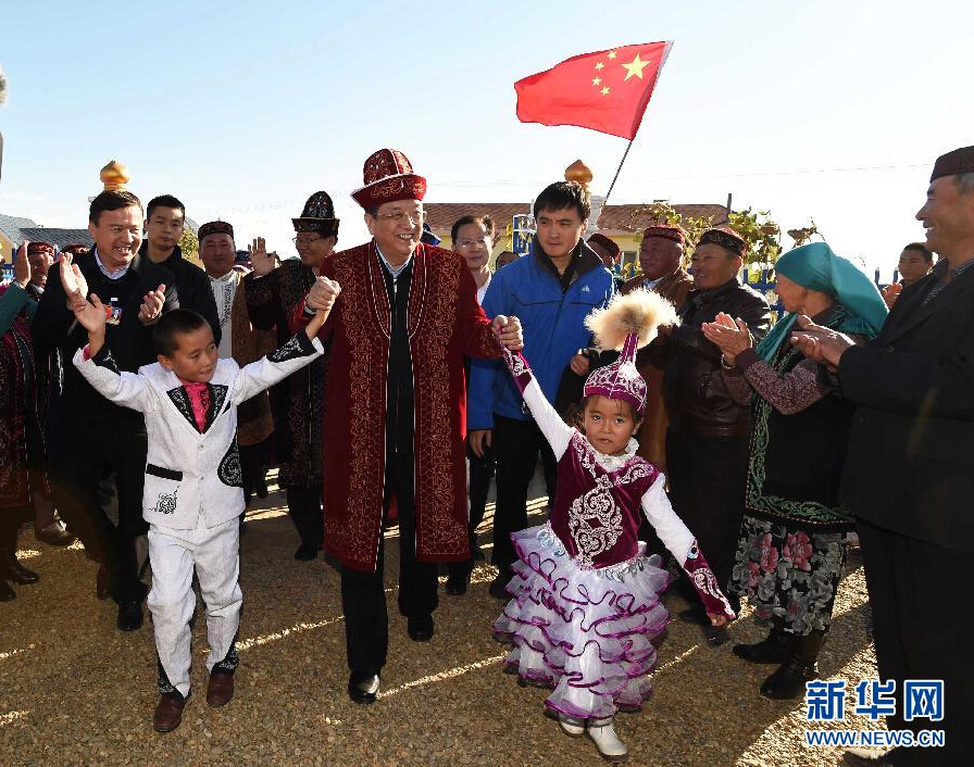 9月29日，中共中央政治局常委、全國政協(xié)主席、中央代表團團長俞正聲率中央代表團部分成員赴阿勒泰地區(qū)看望各族干部群眾。這是俞正聲來到布爾津縣也拉曼牧民定居新村看望哈薩克族牧民。新華社記者 高潔 攝