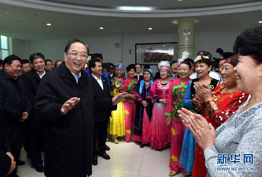 9月29日，中共中央政治局常委、全國政協(xié)主席、中央代表團團長俞正聲率中央代表團部分成員赴阿勒泰地區(qū)看望各族干部群眾。這是俞正聲來到阿勒泰地區(qū)老年人活動中心慰問群眾。新華社記者 饒愛民 攝