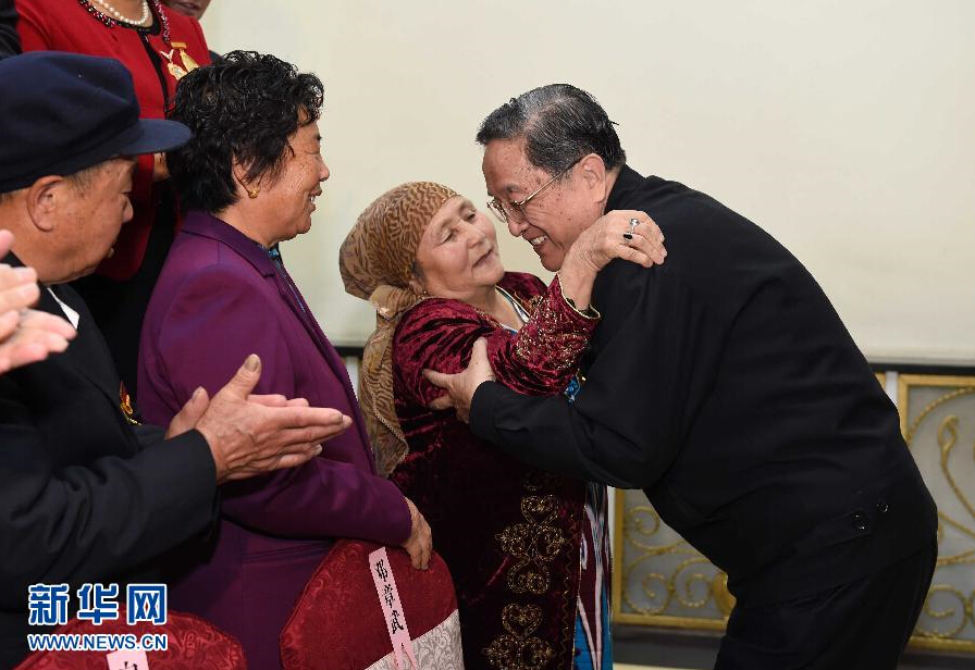 9月29日，中共中央政治局常委、全國政協(xié)主席、中央代表團團長俞正聲率中央代表團部分成員赴阿勒泰地區(qū)看望各族干部群眾。這是俞正聲接見阿勒泰地區(qū)有關負責同志、各界人士代表和援疆干部代表時與維吾爾族老人阿尼帕·阿力馬洪親切擁抱。阿尼帕·阿力馬洪先后收養(yǎng)漢、回、維吾爾、哈薩克4個民族的10個孤兒。新華社記者 饒愛民 攝 